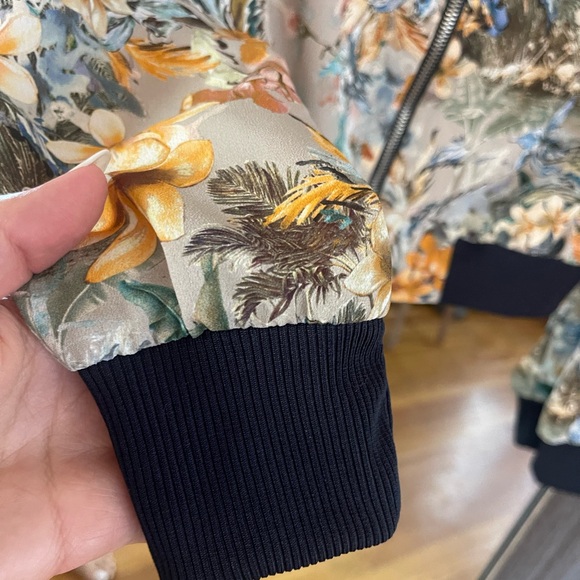 Floral bomber jacket - Picture 8 of 9